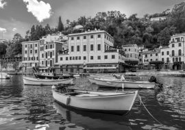 Lais Puzzle - Blick auf den Hafen mit angedockten Booten, Portofino, Ligurien in schwarz weiß - 1.000 Teile