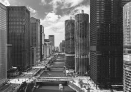 Lais Puzzle - Chicago River mit Booten und Verkehr von oben am Morgen in schwarz weiß - 1.000 Teile