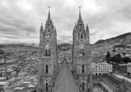 Lais Puzzle - Basilika del Voto Nacional Quito, Ecuador in schwarz weiß - 1.000 Teile