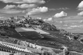 Lais Puzzle - La Morra in der Provinz von Cuneo, Piemont in schwarz weiß - 2.000 Teile