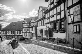 Lais Puzzle - Blick auf typische Häuser in Quedlinburg, Deutschland in schwarz weiß - 2.000 Teile