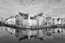 Lais Puzzle - Stadtansicht von Brügge und traditionelle Häuser, die sich bei Sonnenaufgang im Wasser spiegeln, Belgien in schwarz weiß - 2.000 Teile