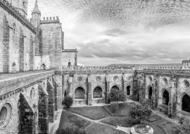 Lais Puzzle - Kreuzgang der Kathedrale von Evora, der größten Kathedrale Portugals. Romanische und gotische Architektur. UNESCO-Weltkulturerbe in schwarz weiß - 1.000 Teile