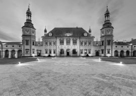 Lais Puzzle - Bischofspalast nach Sonnenuntergang in Kielce, Polen in schwarz weiß - 1.000 Teile