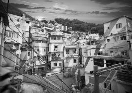 Lais Puzzle - Rio de Janeiro Stadtzentrum und Favela in schwarz weiß - 1.000 Teile