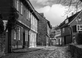 Lais Puzzle - Fachwerkhäuser in Goslar, Deutschland in schwarz weiß - 500, 1.000 & 2.000 Teile