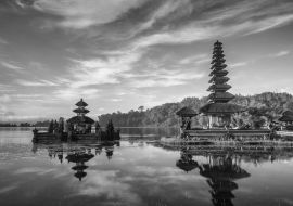 Lais Puzzle - Blick auf einen Tempel auf Bali Indonesien in schwarz weiß - 1.000 Teile