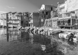 Lais Puzzle - Bunte Boote im Hafen von Erbalunga am Cap Corse, Insel Korsika, Frankreich in schwarz weiß - 1.000 Teile