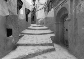Lais Puzzle - Blick auf eine Straße in der Stadt Chefchaouen in Marokko in schwarz weiß - 1.000 Teile