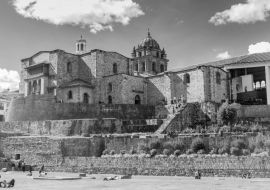 Lais Puzzle - Qorikancha-Ruinen und das Kloster Santo Domingo in Cuzco, Peru. in schwarz weiß - 1.000 Teile