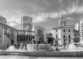 Lais Puzzle - Ansichten der verschiedenen Gebäude und Straßen der Stadt Valencia, Spanien in schwarz weiß - 500, 1.000 & 2.000 Teile