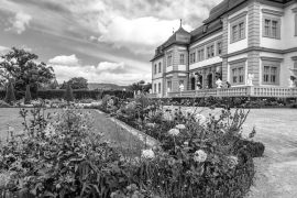 Lais Puzzle - Schloss Veitshöchheim (gebaut 1682 ) im Maintal bei Würzburg, bekannt durch seinen Rokokogarten in schwarz weiß - 2.000 Teile
