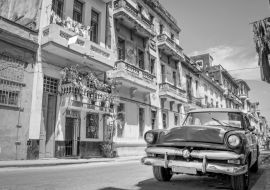 Lais Puzzle - Blauer amerikanischer Oldtimer in einer bunten Straße in Havanna, Kuba in schwarz weiß - 1.000 Teile