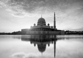 Lais Puzzle - Putra-Moschee bei Sonnenaufgang mit Spiegelung, Malaysia in schwarz weiß - 1.000 Teile