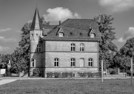 Lais Puzzle - Altlandsberg, Altes Gutshaus in schwarz weiß - 1.000 Teile