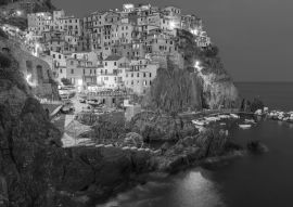 Lais Puzzle - Nächtliche Luftaufnahme des Fischerdorfs Manarola, Meereslandschaft in Five lands, Nationalpark Cinque Terre, Ligurien in schwarz weiß - 500, 1.000 & 2.000 Teile