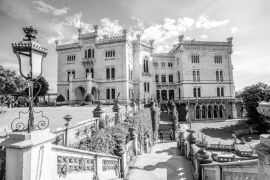 Lais Puzzle - Schloss Miramare mit Gärten am Golf von Triest im Nordosten Italiens in schwarz weiß - 2.000 Teile