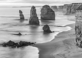 Lais Puzzle - Pracht der Twelve Apostles Rocks bei Sonnenaufgang - Great Ocrean in schwarz weiß - 1.000 Teile