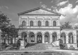 Lais Puzzle - Gebäude im Kurpark Bad Brückenau in schwarz weiß - 500, 1.000 & 2.000 Teile