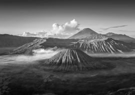 Lais Puzzle - Vulkan Bromo bei Sonnenaufgang, Tengger Semeru National Park, Ost-Java, Indonesien in schwarz weiß - 1.000 Teile