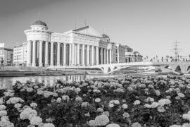 Lais Puzzle - Archäologisches Museum von Mazedonien und Brücke der Zivilisationen im Zentrum von Skopje in schwarz weiß - 2.000 Teile