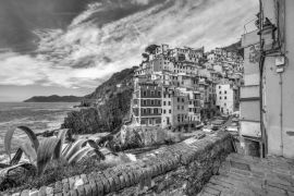 Lais Puzzle - Riomaggiore, Nationalpark Cinque Terre, Ligurien, Italien in schwarz weiß - 2.000 Teile
