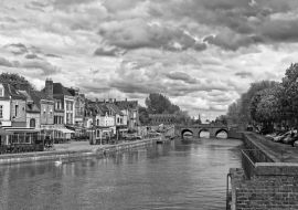 Lais Puzzle - Belu Quay mit traditionellen Häusern und Somme-Fluss in Amiens in schwarz weiß - 1.000 Teile