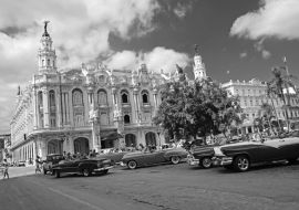 Lais Puzzle - Klassische amerikanische Autos in den Straßen von Havanna, Kuba in schwarz weiß - 1.000 Teile