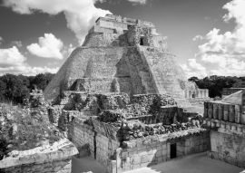 Lais Puzzle - Magier (Piramide del adivino) in der alten Maya-Stadt Uxmal, Mexiko in schwarz weiß - 500, 1.000 & 2.000 Teile