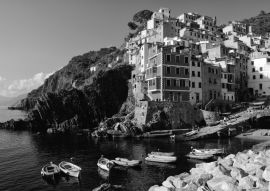 Lais Puzzle - Riomaggiore, berühmter Ort in Ligurien, Italien in schwarz weiß - 500, 1.000 & 2.000 Teile