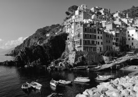 Lais Puzzle - Riomaggiore, berühmter Ort in Ligurien, Italien in schwarz weiß - 1.000 Teile