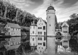 Lais Puzzle - Schönes romantisches Schloss Mespelbrunn in Deutschland in schwarz weiß - 1.000 Teile