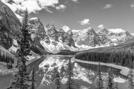 Lais Puzzle - Moränensee im Banff National Park, Kanadische Rockies, Kanada. Sonniger Sommertag mit strahlend blauem Himmel in schwarz weiß - 2.000 Teile