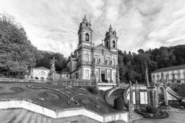 Lais Puzzle - Kloster Bom Jesus do Monte in Braga an einem warmen Abend, Portugal in schwarz weiß - 2.000 Teile