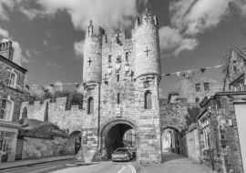Lais Puzzle - Micklegate - altes mittelalterliches Tor von York, England in schwarz weiß - 1.000 Teile