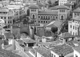 Lais Puzzle - Blick von der Aussichtsplattform Mirador de la Lona auf die Altstadt, den Triumphplatz und das Stadttor Puerta de Elvira, Granada, Andalusien, Spanien in schwarz weiß - 500, 1.000 & 2.000 Teile