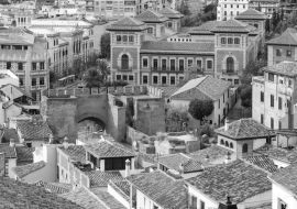 Lais Puzzle - Blick von der Aussichtsplattform Mirador de la Lona auf die Altstadt, den Triumphplatz und das Stadttor Puerta de Elvira, Granada, Andalusien, Spanien in schwarz weiß - 1.000 Teile