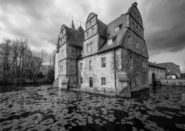 Lais Puzzle - Wasserschloss Schelenburg in Bissendorf bei Osnabrück in schwarz weiß - 500, 1.000 & 2.000 Teile