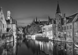 Lais Puzzle - Brügge. Kanal Rozenhoedkaai Blick auf das Haus Perez de Malvenda in schwarz weiß - 500, 1.000 & 2.000 Teile