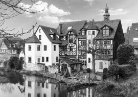 Lais Puzzle - Traditionelle Architektur in Lauf an der Pegnitz, Deutschland in schwarz weiß - 1.000 Teile