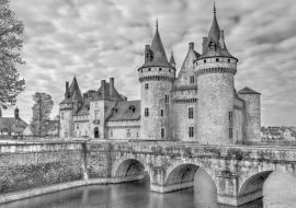 Lais Puzzle - Chateau de Sully-sur-Loire, eines der Schlösser im Loiretal in Frankreich in schwarz weiß - 1.000 Teile