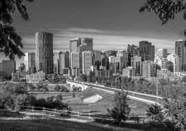 Lais Puzzle - Die Skyline von Calgary an einem schönen sonnigen Tag in schwarz weiß - 1.000 Teile
