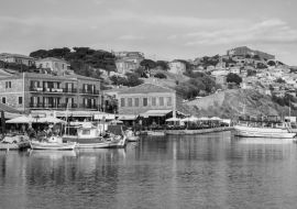 Lais Puzzle - Molyvos - Fischerdorf auf der Insel Lesbos, Griechenland in schwarz weiß - 1.000 Teile