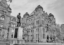 Lais Puzzle - Sir Oliver Mowat-Statue am Ontario Legislative Building in Toronto, Kanada in schwarz weiß - 500, 1.000 & 2.000 Teile