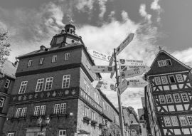Lais Puzzle - Stadtbild auf dem Stadtplatz in Herborn, Deutschland in schwarz weiß - 500, 1.000 & 2.000 Teile