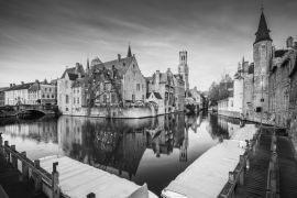 Lais Puzzle - Landschaft mit Wasserkanal in Brügge, "Venedig des Nordens", Stadtbild von Flandern, Belgien in schwarz weiß - 2.000 Teile