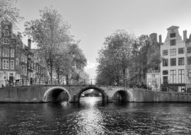 Lais Puzzle - Brücke über die Leidse Gracht an der Patrizier- oder Herrengracht (Herengracht) in Amsterdam im Frühling in schwarz weiß - 500, 1.000 & 2.000 Teile
