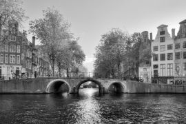 Lais Puzzle - Brücke über die Leidse Gracht an der Patrizier- oder Herrengracht (Herengracht) in Amsterdam im Frühling in schwarz weiß - 2.000 Teile