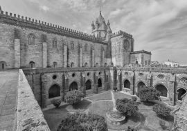 Lais Puzzle - Blick auf den gotischen Kreuzgang der Kathedrale von Evora, Alentejo, Portugal in schwarz weiß - 1.000 Teile
