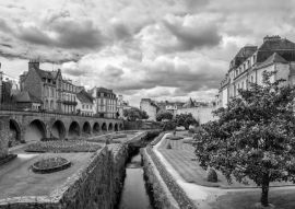 Lais Puzzle - Chateau de l'Hermine ist eine alte Festung in den verschwundenen Stadtmauern von Vannes, Bretagne (Frankreich) in schwarz weiß - 500, 1.000 & 2.000 Teile